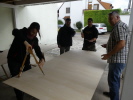Cari zeichnet mit ruhiger Hand die Kreise an Cari zeichnet mit ruhiger Hand die Kreise an